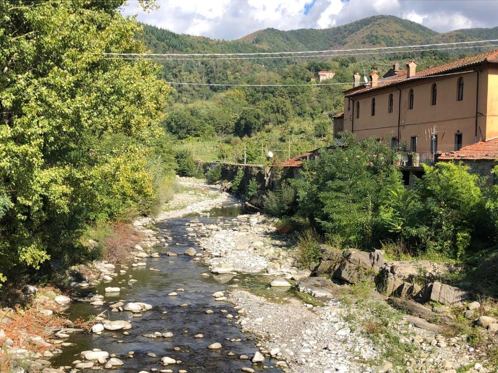 un río en medio de un pueblo con edificios en Lunigiana Experience en Pontremoli