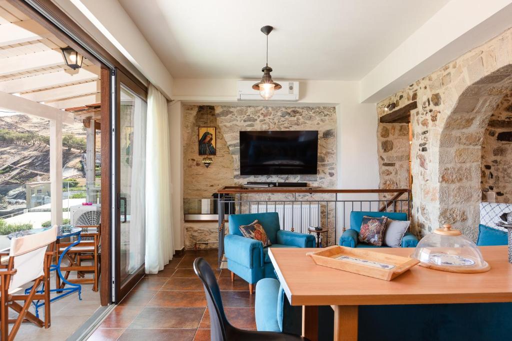 Televízia a/alebo spoločenská miestnosť v ubytovaní Penelope Home
