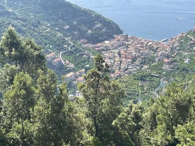 uitzicht op een stad vanaf een heuvel met bomen bij la Dacia di Gina in Ravello