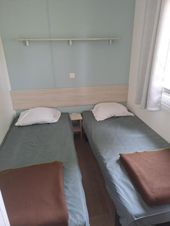 Ein Bett oder Betten in einem Zimmer der Unterkunft Mobil Home (Clim, Tv)- Camping Narbonne-Plage 4* - 020