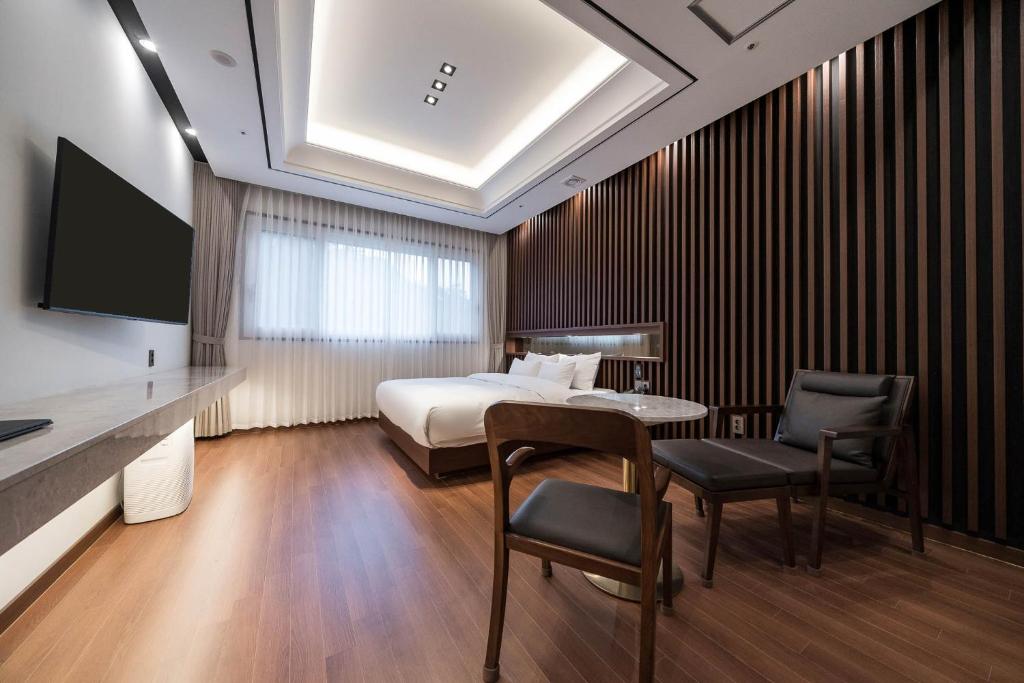 Postel nebo postele na pokoji v ubytování Hotel Demer Mokpo