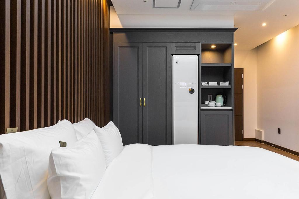 Postel nebo postele na pokoji v ubytování Hotel Demer Mokpo