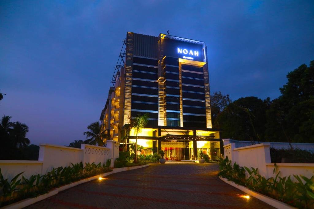 El hotel a novotel se ilumina por la noche en Noah Sky Suites, en Kochi