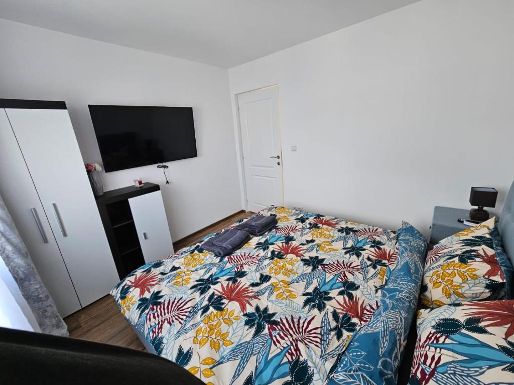 札勒烏的住宿－Modern Residence Scala，一间卧室配有一张带鲜花毯子的床