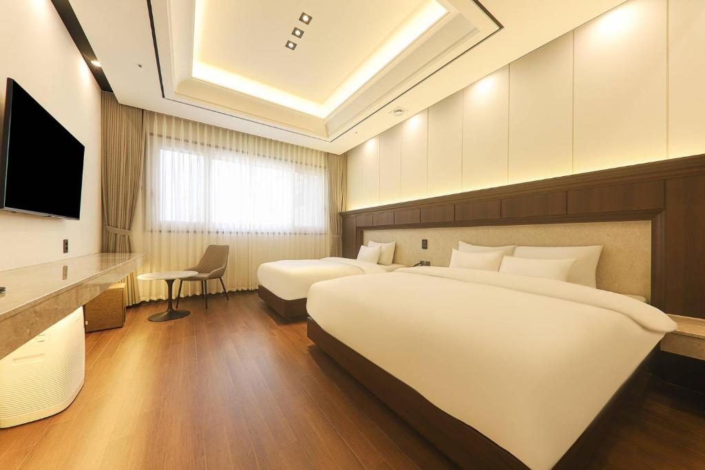 Postel nebo postele na pokoji v ubytování Hotel Demer Mokpo