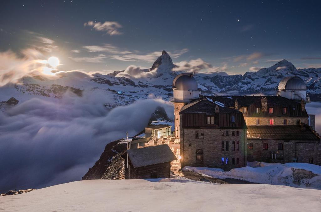 un castillo en la cima de una montaña en la nieve en 3100 Kulmhotel Gornergrat, en Zermatt