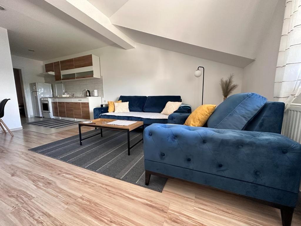 sala de estar con sofá azul y mesa en Apartman Luca, en Livno