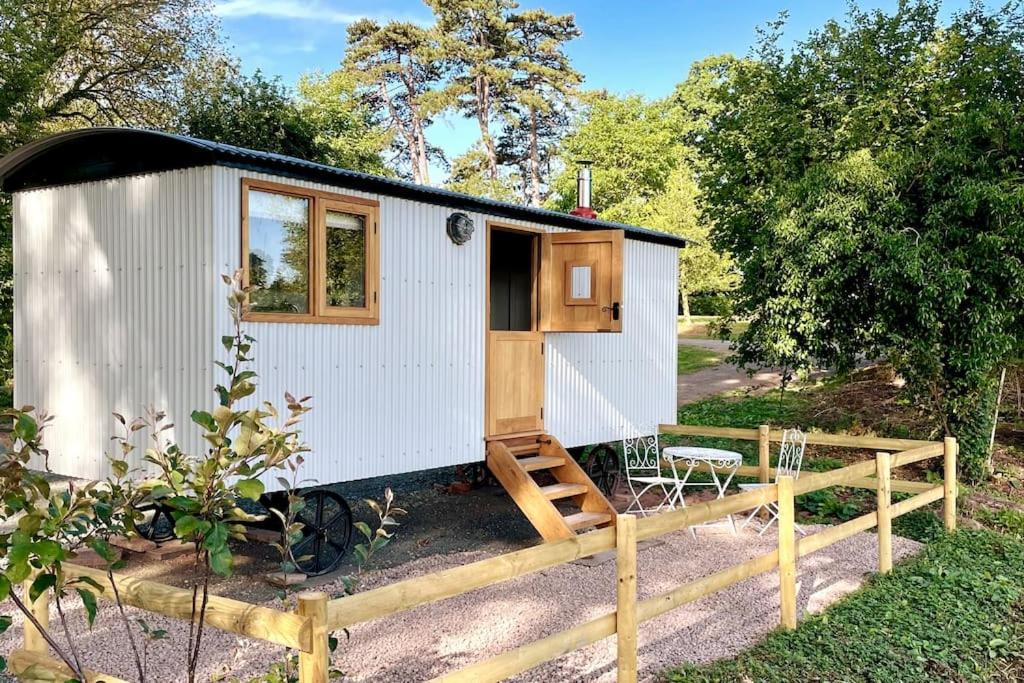 miniaturowy domek ze schodami i werandą w obiekcie The Hereford Hut, Charming 1 bedroom Shepherds Hut w mieście Callow