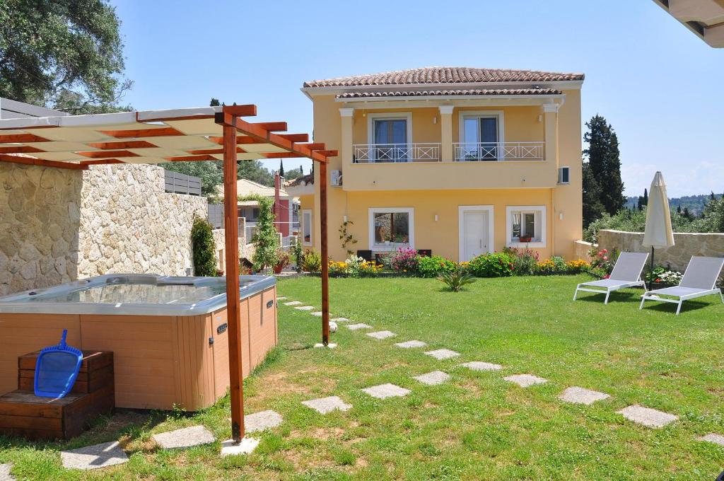 une maison avec un bain à remous dans une cour dans l'établissement Villa Eoli Corfu, à Ágios Prokópios