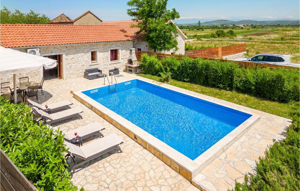 Bazén v ubytování Two-Bedroom Holiday Home In Lisane Tinjske nebo v jeho okolí