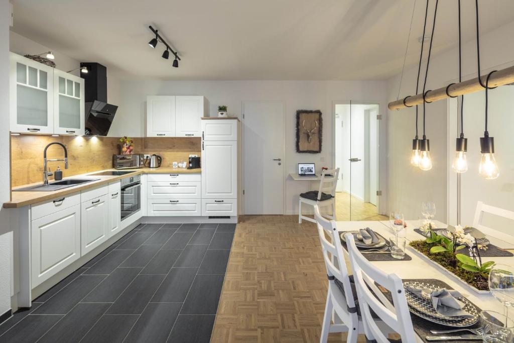 Acapella Suite Barcarolle 60qm, direkt am Weinberg, Altstadt, Netflix inklusive - Housity