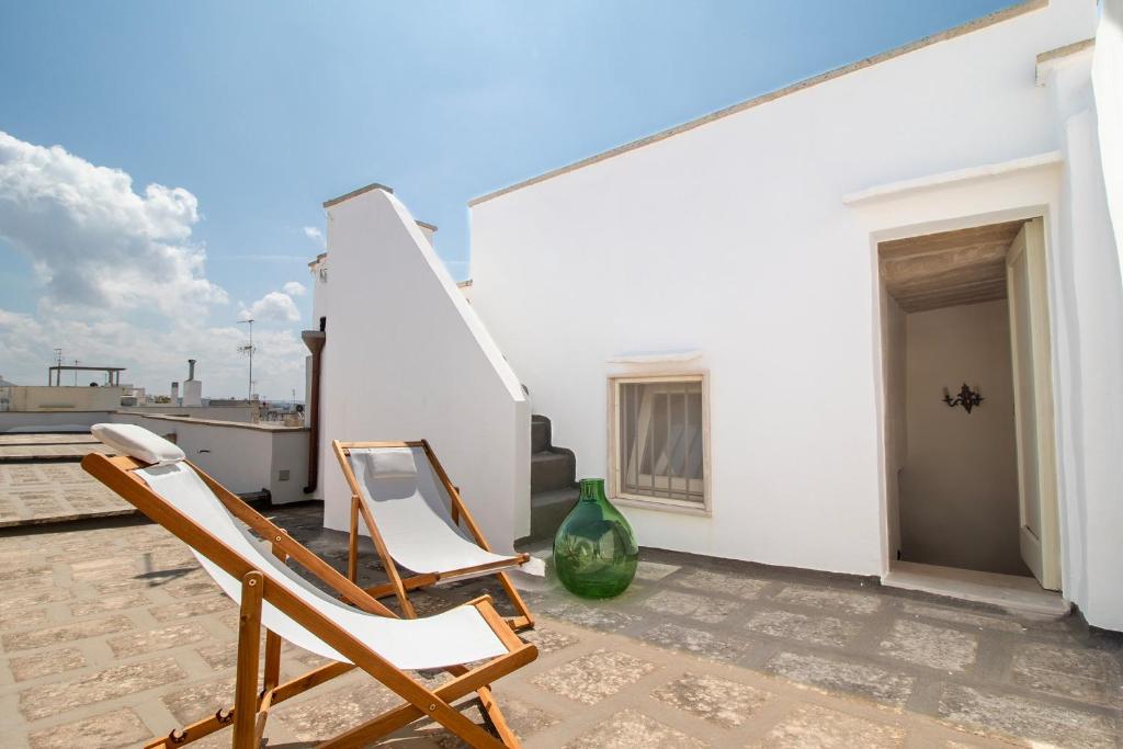 two chairs sitting on the roof of a building at Palazzo Zacà in Gallipoli