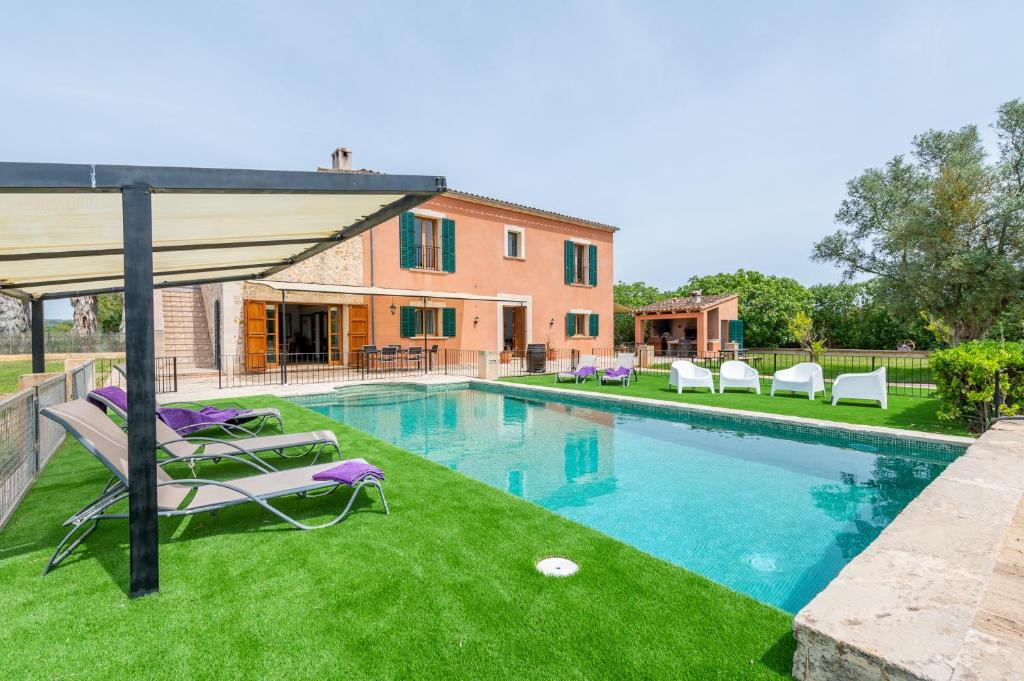 Bazén v ubytování Ses Parellades by Mallorca House Rent nebo v jeho okolí
