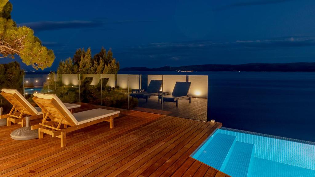 Bazén v ubytovaní Luxury Apartments Villa Ruzmarina with New heated Infinity Pool and Lounge Area alebo v jeho blízkosti