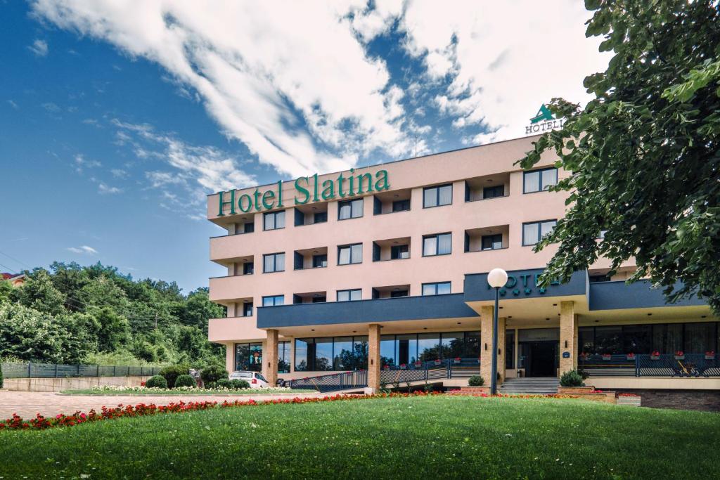 A Hoteli - Hotel Slatina في Vrnjačka Banja: سالينا الفندق مع حديقة أمامه