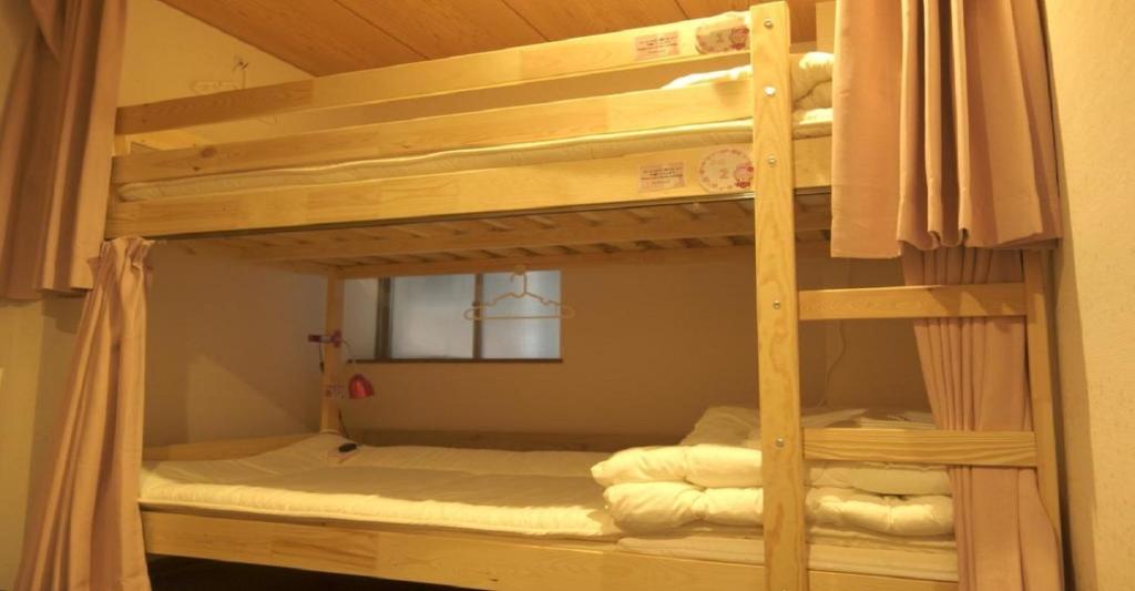 Dviaukštė lova arba lovos apgyvendinimo įstaigoje Osaka Guesthouse Sakura-Women's dormitory / Vacation STAY 9512
