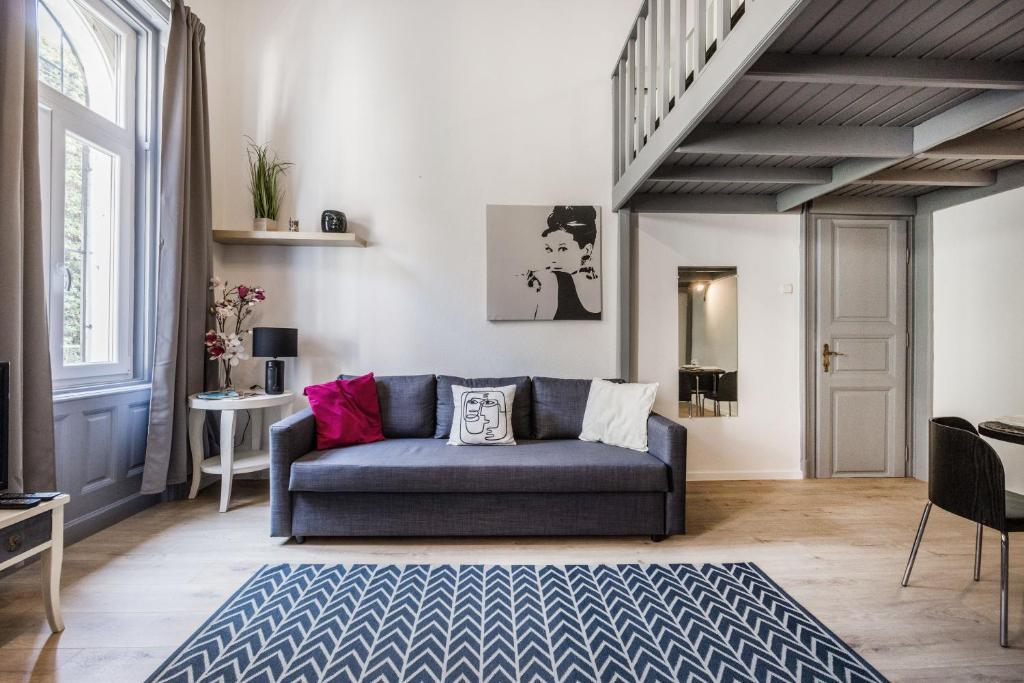una sala de estar con un sofá y una mesa en Trendy apartment at the hippest location, en Budapest