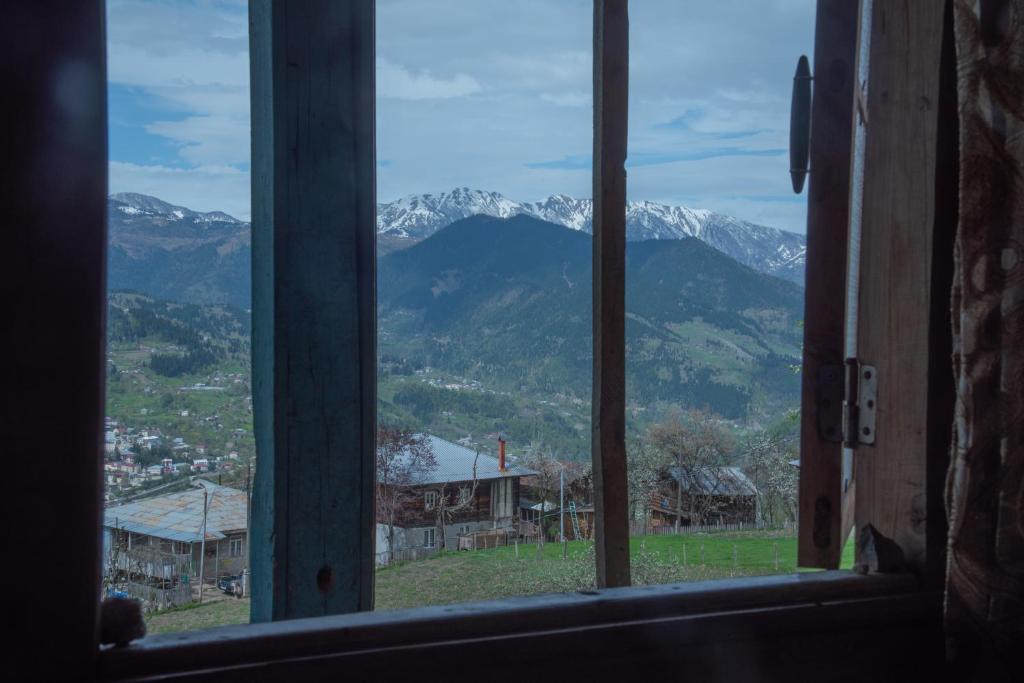 una ventana con vistas a la montaña en Oda, en Khulo