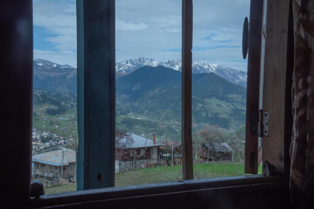 una finestra con vista sulle montagne di Oda a Khulo