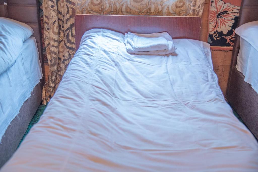 Letto o letti in una camera di Oda