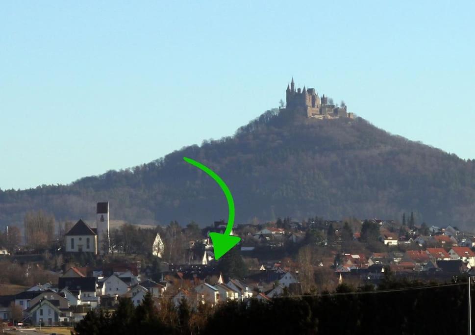 a green arrow pointing to a castle on a hill at Kleine Wohnung mit separatem Eingang in Bisingen