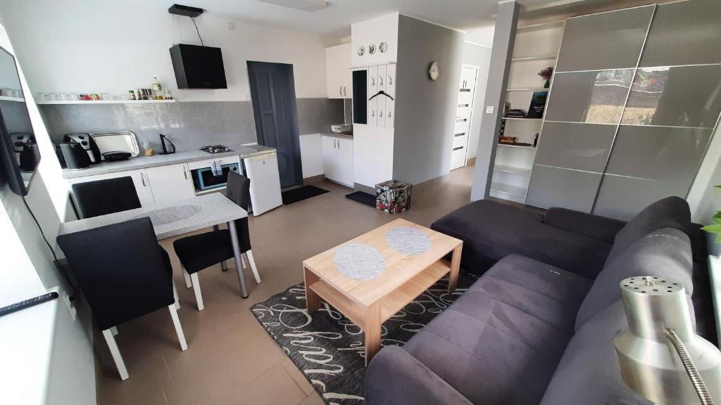 sala de estar con sofá y mesa en Ausros 19 flat en Utena