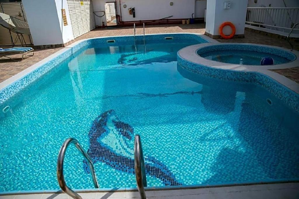 Bazén v ubytování Versailles by Vieras Hotel nebo v jeho okolí