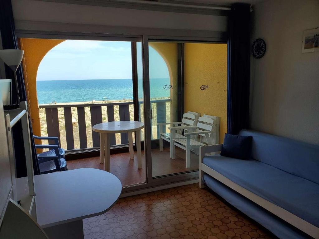 Cette chambre dispose d'un balcon avec vue sur l'océan. dans l'établissement Appartement 4 pers à 50m des commerces, plage à proximité - FR-1-81-236, à Port-Leucate