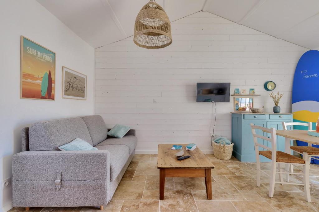un salon avec un canapé et une table dans l'établissement Sables d'Olonne - Surf & Farniente, à Les Sables-dʼOlonne