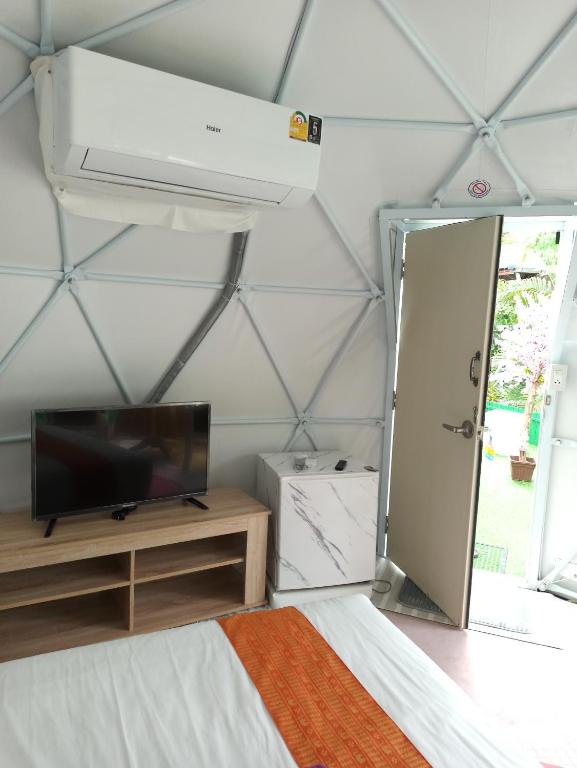 TV a/nebo společenská místnost v ubytování Everest Resort Samui - SHA Plus