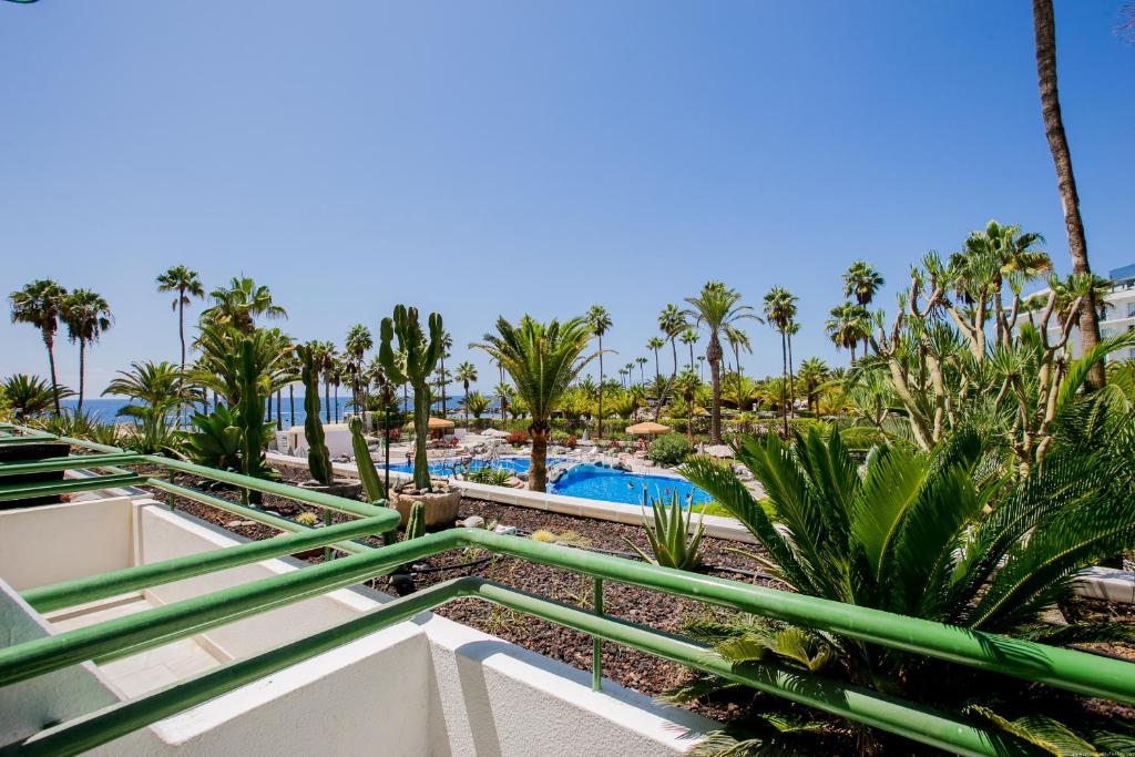 widok na ośrodek z basenem i palmami w obiekcie Estudio Altamira 128 - Tenerife w Adeje