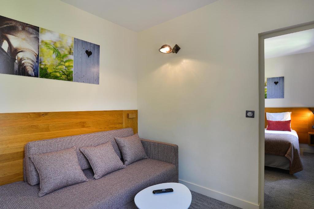 Postel nebo postele na pokoji v ubytování Demeures et Châteaux Moulin des Templiers Hôtel & SPA