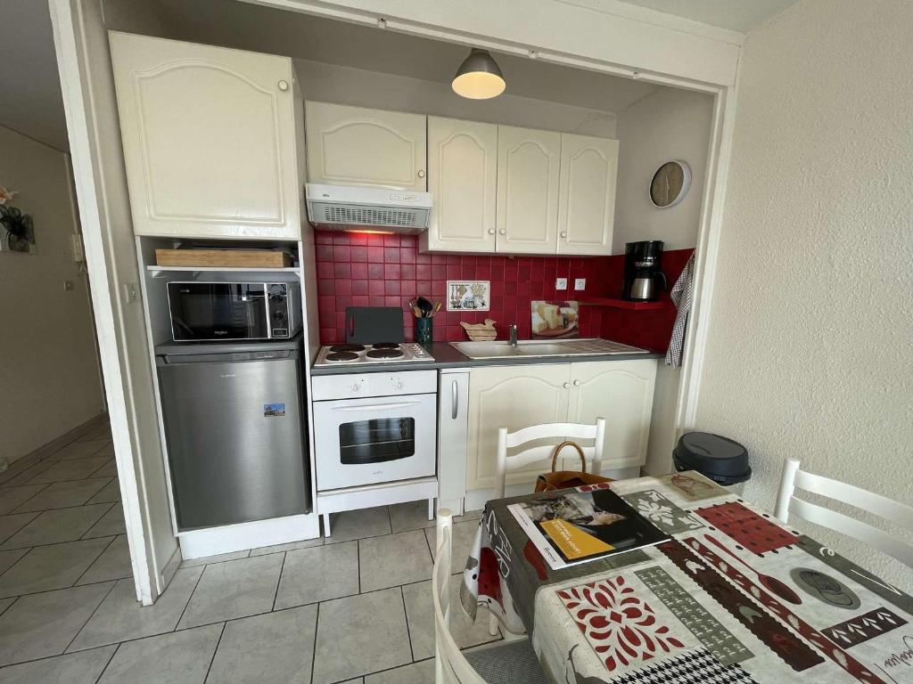 Photo de la galerie de l'établissement Appartement climatisé 3 pièces avec loggia, parking et parc collectif, à 400m de la plage - FR-1-225D-111, à Saint-Cyprien