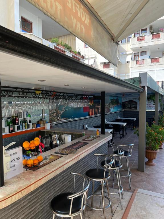 A restaurant or other place to eat at Cleopatra King Apart