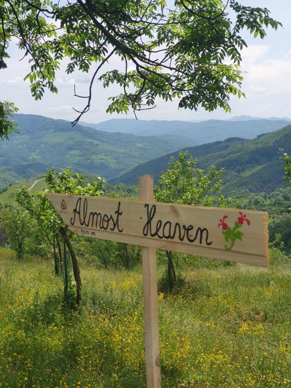 Ein Zeichen, das eine Anästhesie auf einem Hügel liest. in der Unterkunft Almost Heaven - cabană cu vedere în Apuseni in Câmpeni