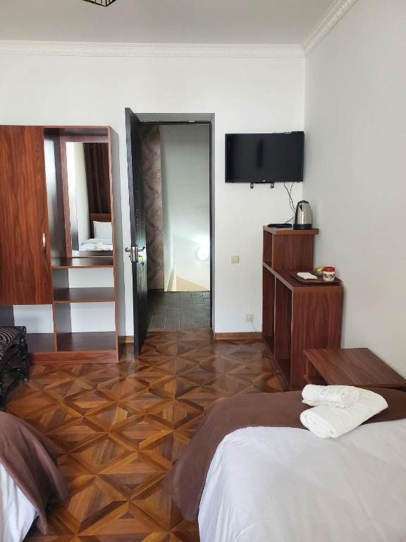 Postel nebo postele na pokoji v ubytování DIOSKURIA BORJOMi