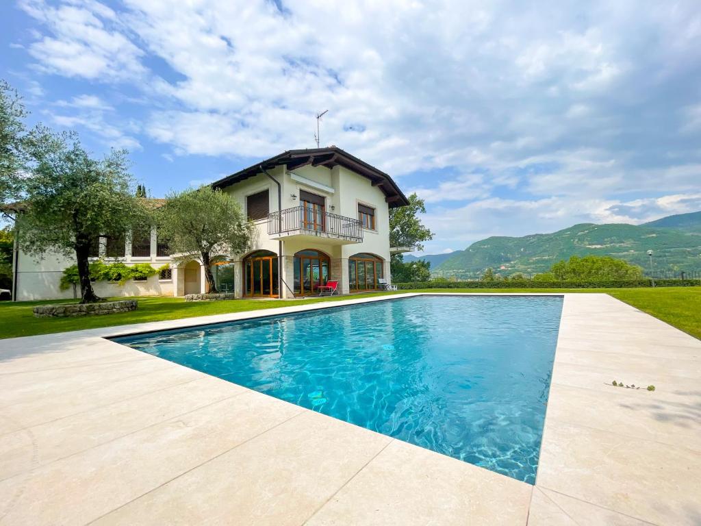 eine Villa mit einem Pool vor einem Haus in der Unterkunft Villa Antonio in San Felice del Benaco