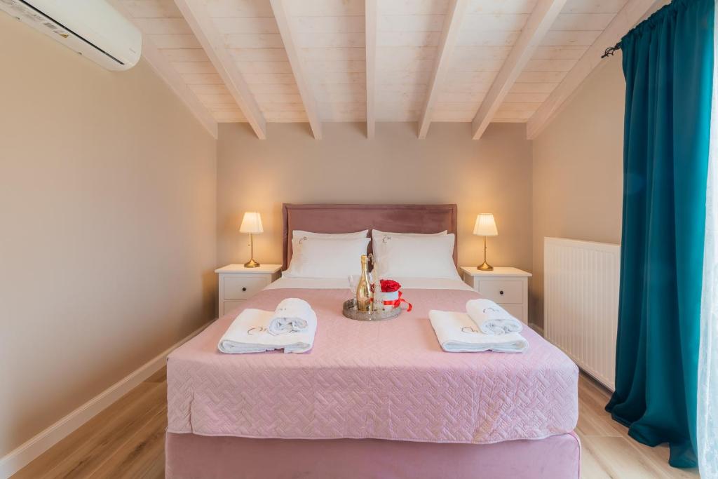 Postel nebo postele na pokoji v ubytování Melena Premium Suites