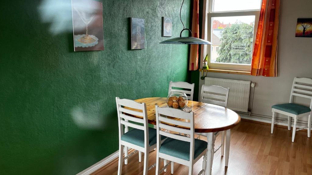 a dining room with a table and chairs at Ferienwohnung in der schönen Rattenfängerstadt in Hameln