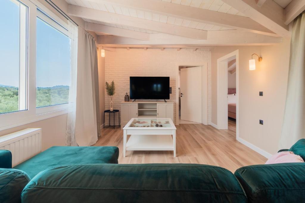 TV a/nebo společenská místnost v ubytování Melena Premium Suites