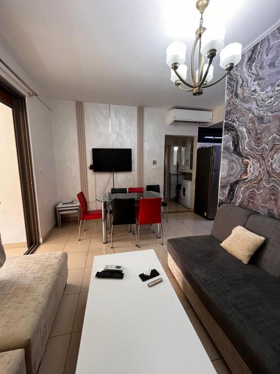 TV a/nebo společenská místnost v ubytování Nice tow bedrooms by snake pool in talapay