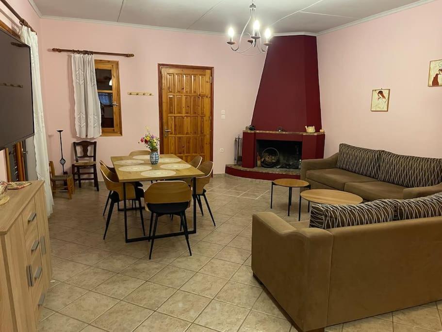 sala de estar con sofá y mesa en greengold Holiday Home - Ancient Pisa en Olympia