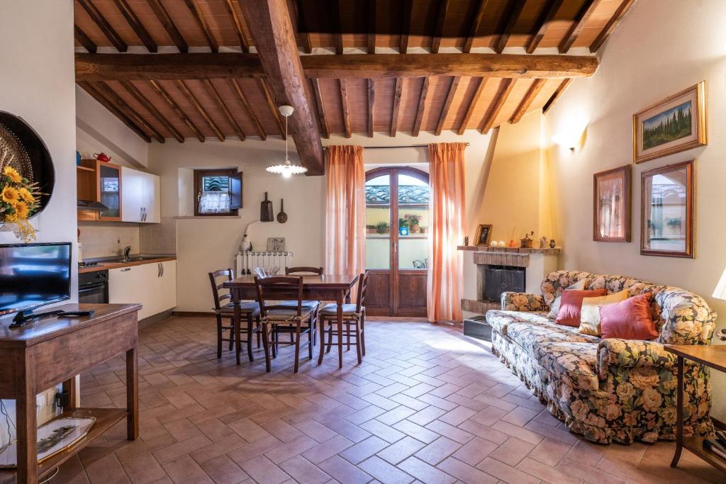 Lupompesi的住宿－Appartamenti le Ginestre，客厅配有沙发和桌子
