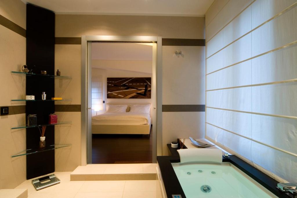 1 dormitorio con 1 cama y baño con bañera. en Marvel House - By My Home In Como en Como