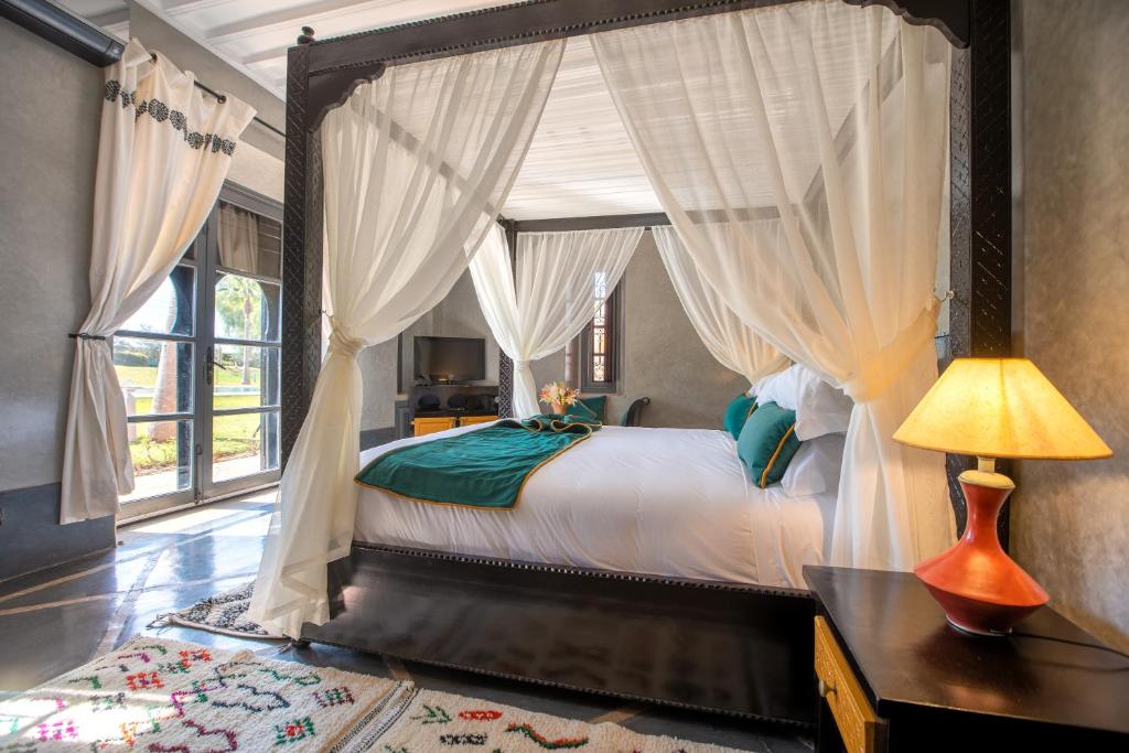 Postel nebo postele na pokoji v ubytování Janat Al Atlas Resort & Spa