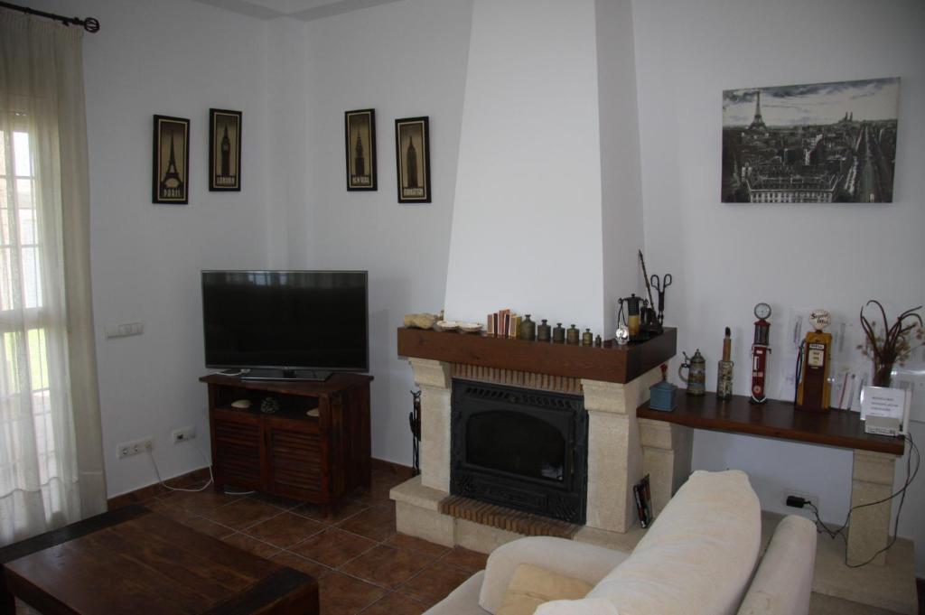 Televízia a/alebo spoločenská miestnosť v ubytovaní Moderno y amplio chalet, con piscina privada