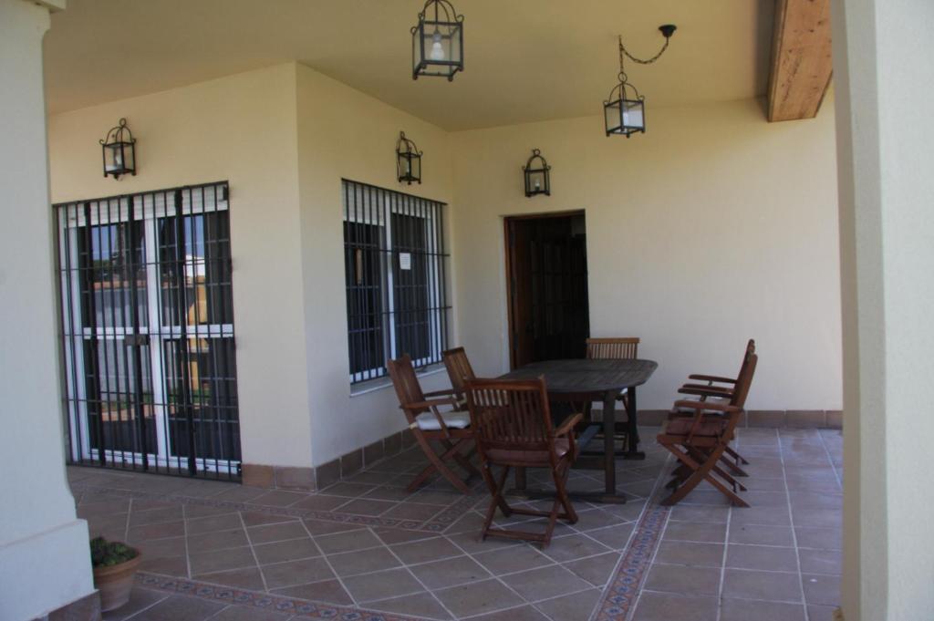 Patio alebo iná vonkajšia časť ubytovania Moderno y amplio chalet, con piscina privada