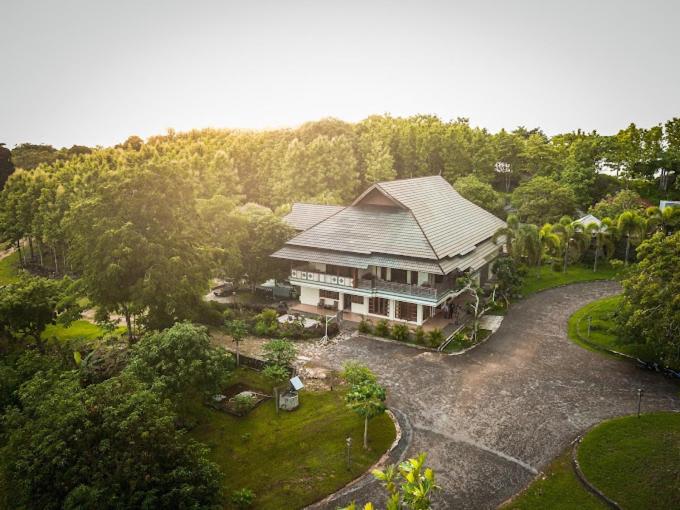 uma vista aérea de uma grande casa numa floresta em Hotel & Villa Bukit Indah Saumlaki by LeGreen 