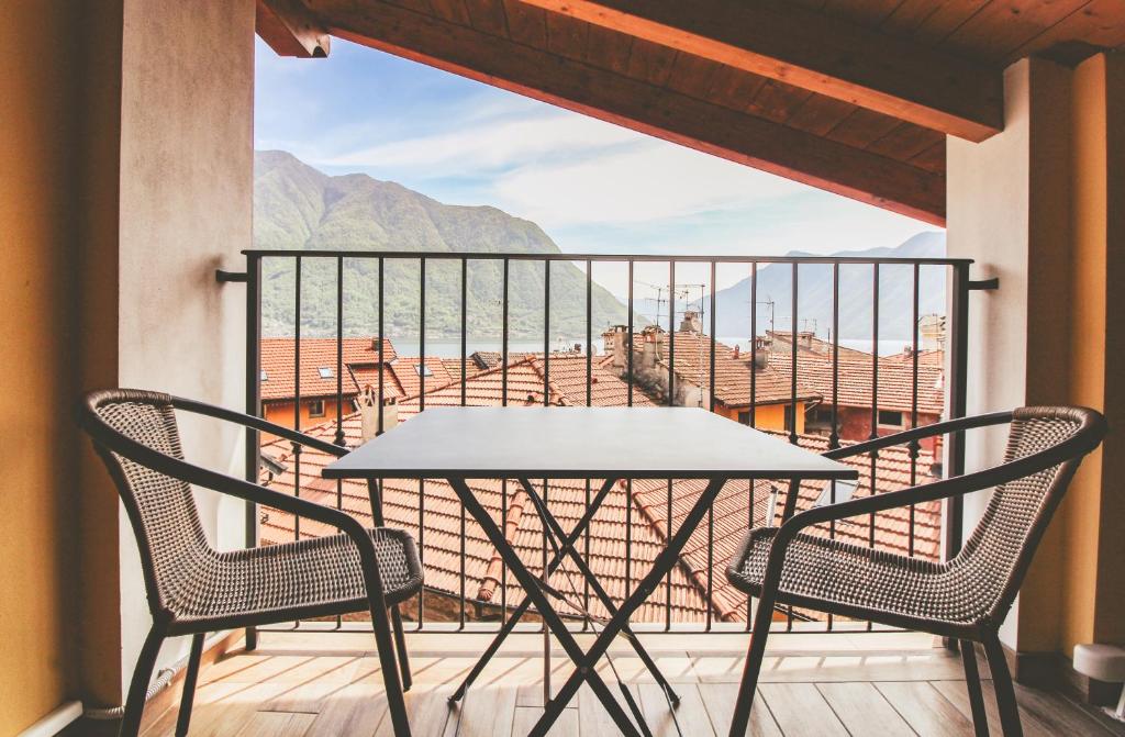 einen Tisch und Stühle auf einem Balkon mit Aussicht in der Unterkunft La Terrazza di Roberta in Colonno