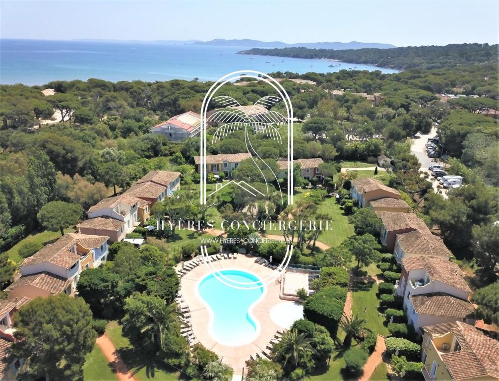 uma vista aérea de um parque temático com uma montanha-russa em Le Hameau de la pinède-Mas 3 étoiles - T3 piscine Clim Parking 100m plage By HC em Hyères